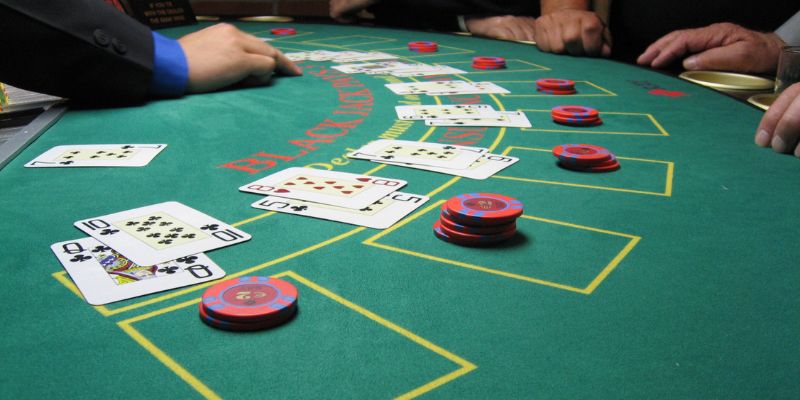 Trong Blackjack Dealer được gọi là Banker